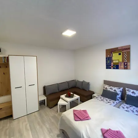 Krcmarica 9 * Divcibare